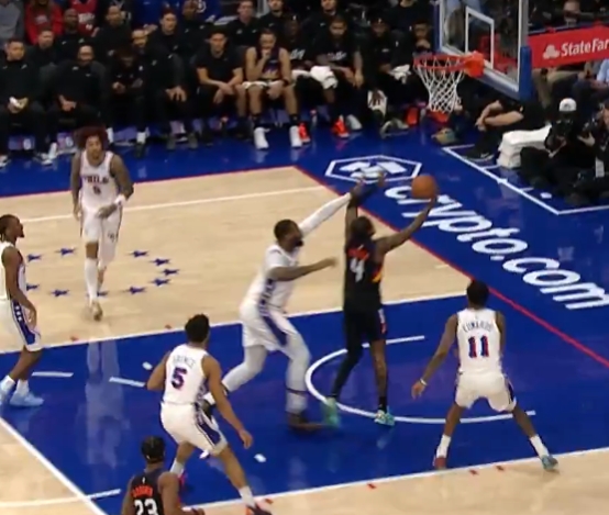 开云-蝴蝶穿花！杰伦·格林绕掩护接球顺下 强攻打中复出后个人首球